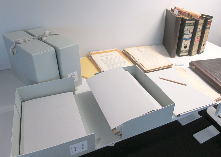 Bei der Erschliessung werden die Archivalien geordnet bei Bedarf gereinigt sowie in einem digitalen Archivsystem verzeichnet.