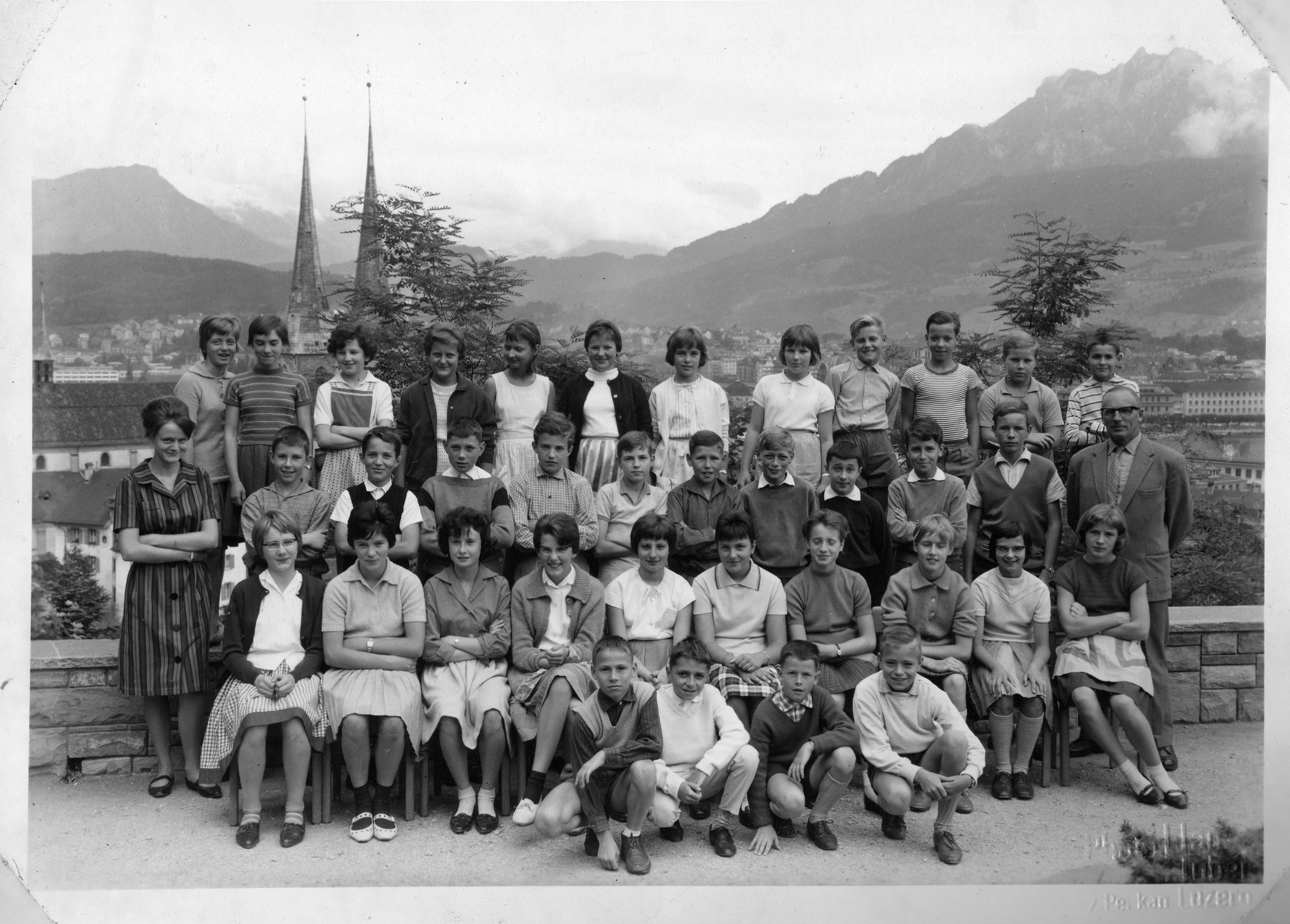 Die gemischte 6. Klasse im Schulhaus Felsberg posierte 1962 vor schönster Kulisse.