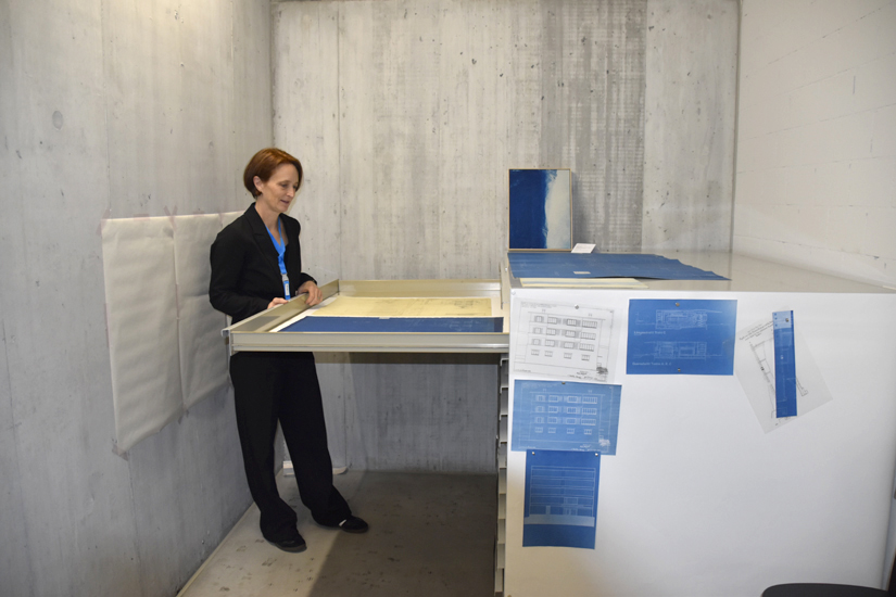 Blaupausen als Kopien von Bauplänen auf Transparentpapier liegen auch im Stadtarchiv. Das Bild im Hintergrund ist jüngeren Datums («folds» von Laurina Fässler, 2018; Städtische Kunstsammlung).