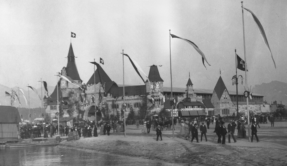 Die vielgestaltige Fassade spiegelte ein gewachsenes Ensemble vor. Von links: Flügelbau, Zytturm, Haupttor, Pannerturm, Kneipen-Riegelbau und Landsknechten-Turm.