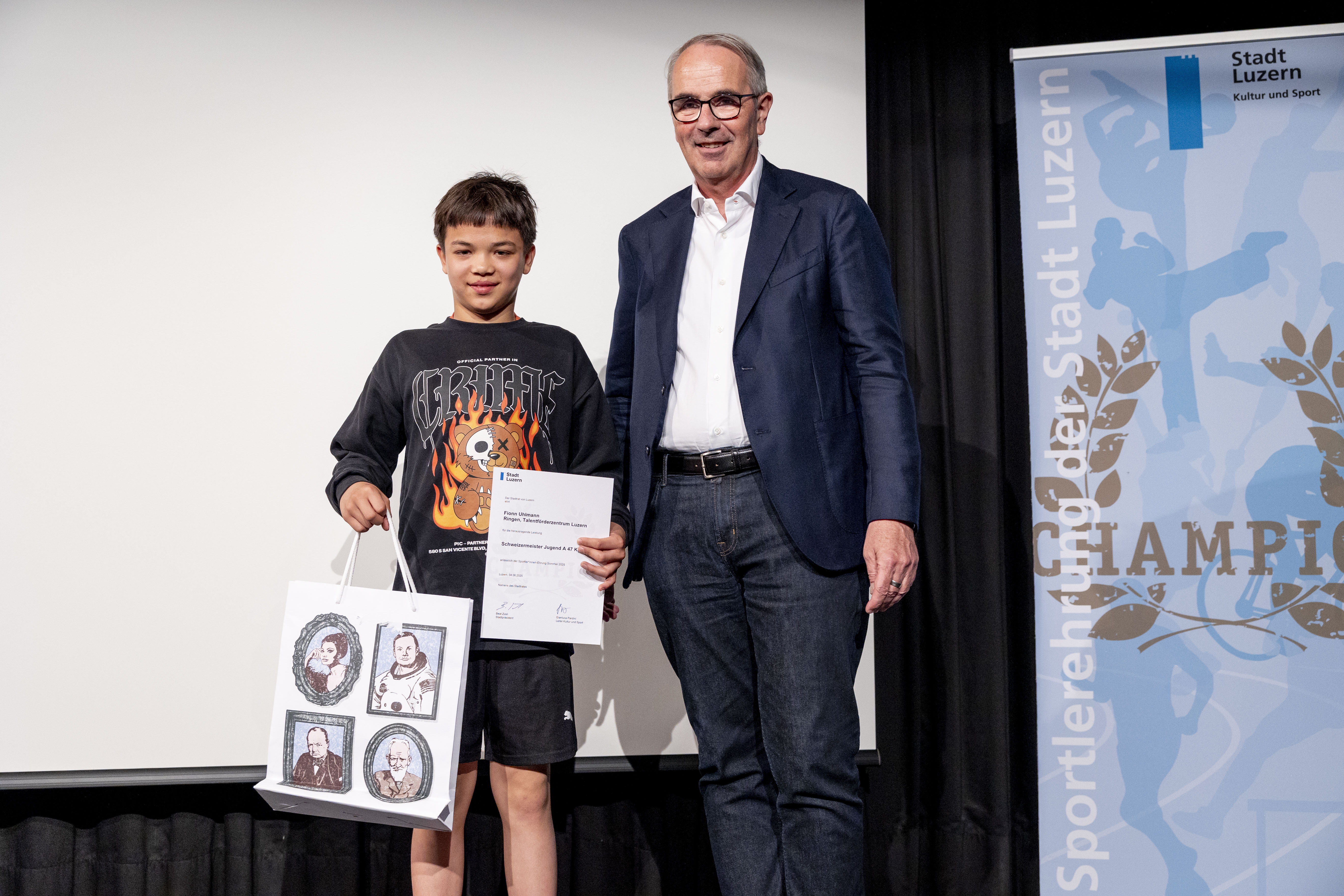 Fionn Uhlmann mit Beat Züsli. Talentförderzentrum Luzern