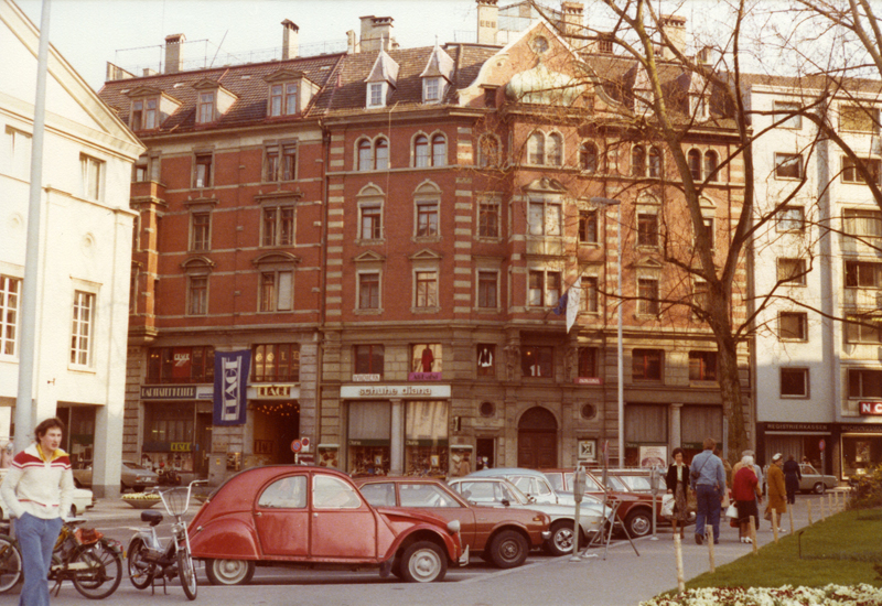 Die in den 1890er Jahren erstellten Gebäude von Carl Griot bzw. Heinrich Meili-Wapf waren gut sichtbar und sehr präsent neben dem Theater.