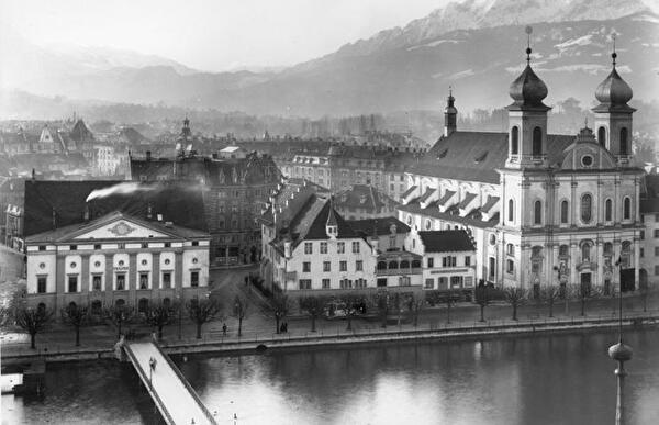 Blick auf Reussufer mit Stadttheater, Freienhof und Jesuitenkirche