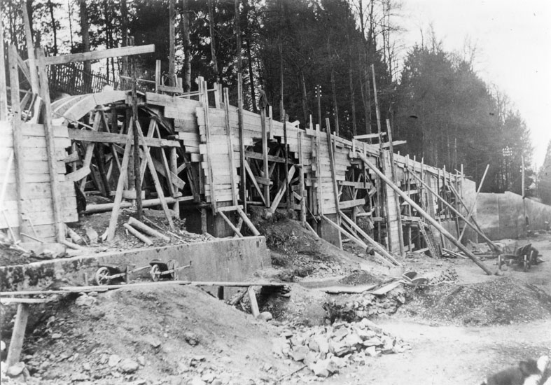 Konzessionserteilung 1896, Eröffnung 1912: Erst mit dem Kauf des Dietschibergs durch den Rechtsanwalt und freisinnigen Politiker Arthur Oswald sen. 1907 schritt die Realisierung voran.
