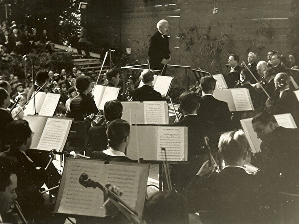 Toscanini vor dem Konzert mit Musikern