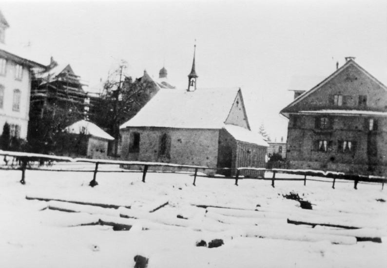Damit die mit einem Dünkelbohrer der Länge nach ausgehöhlten Stämme bis zum Einsatz nicht austrockneten, lagerten sie im Wasser. An der Stelle von Weiher und Kapelle steht seit 1912 die Pauluskirche.