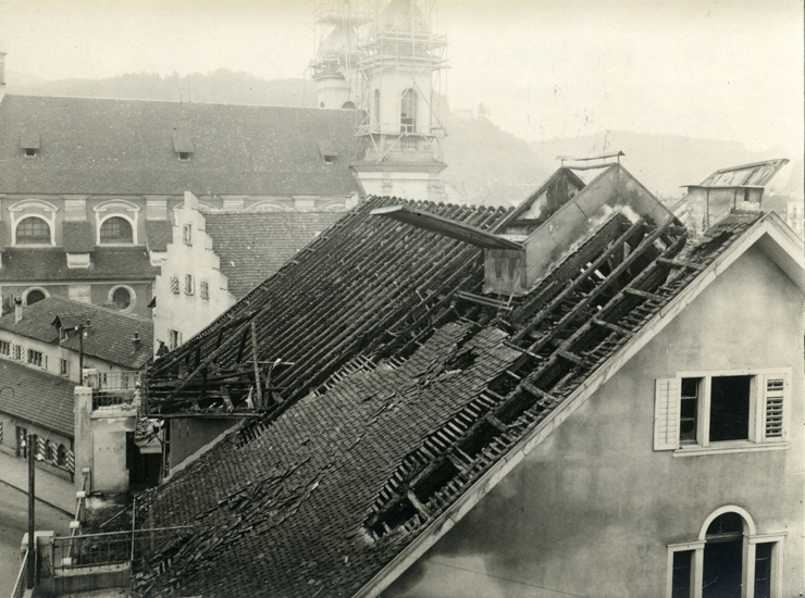 Die Decke des Zuschauerraums brannte stellenweise ebenfalls, der Leuchter stürzte zu Boden. Auf dem First die geöffneten Rauchabzugsklappen.