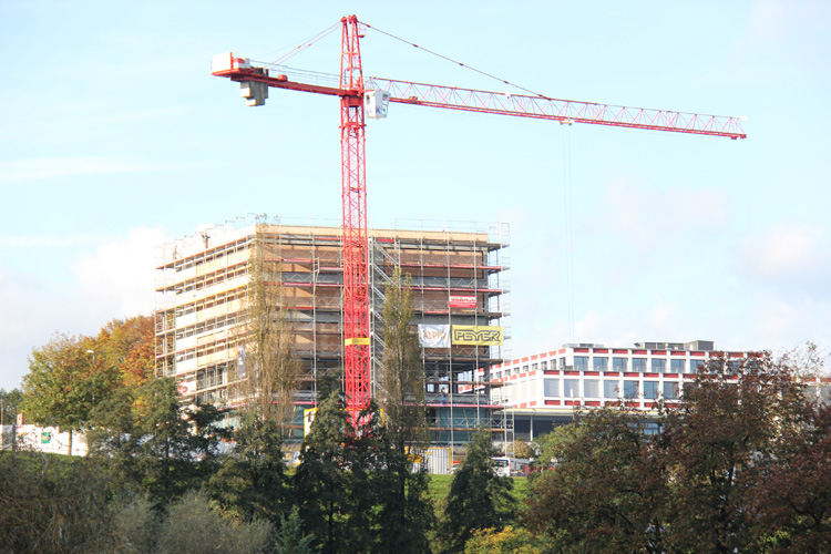 Rechts hinter dem neuen Stadtarchiv: Kantonsschule Reussbühl.