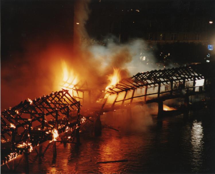 Die Flammen im Bereich des Souvenirshops waren nur sehr schwer zu löschen.