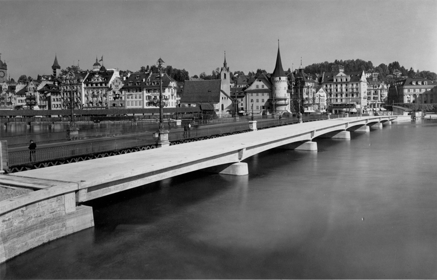 Die gesamte Fläche mit 7 m Breite wird das künftige seeseitige Trottoir bilden. Zusammen mit dem zweiten, 5 m breiten Trottoir standen den Fussgängern mehr Platz zur Verfügung als heute (8.6 m).