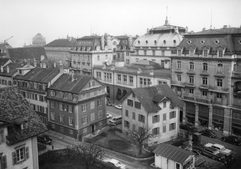 Das Haus im Vordergrund links steht noch, das Gebäude der Nationalbank (heute Sammlung Rosengart) ebenfalls. Alles andere steht nicht mehr, einschliesslich Bahnhofkuppel.
