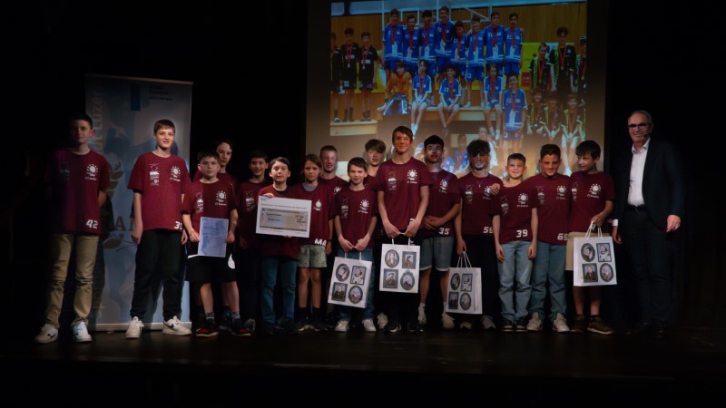 Teamfoto Big Blue Maschine, Unihockey Luzern zusammen mit Stadtpräsident Beat Züsli
