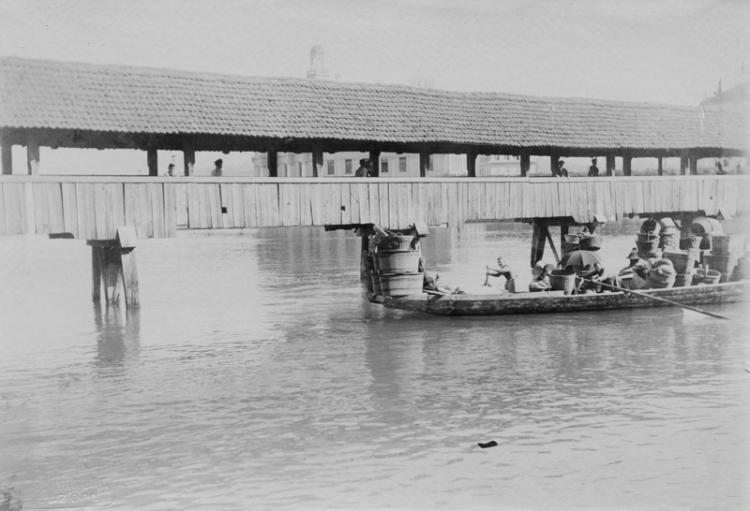 Nach Aufhebung der Schiffsdurchfahrt (1899) kam es zu Beschädigungen der Brücke durch Marktfahrer. 1904 wurde mit dem Einbau eines Hängewerks eine neue, breite Durchfahrt geschaffen.