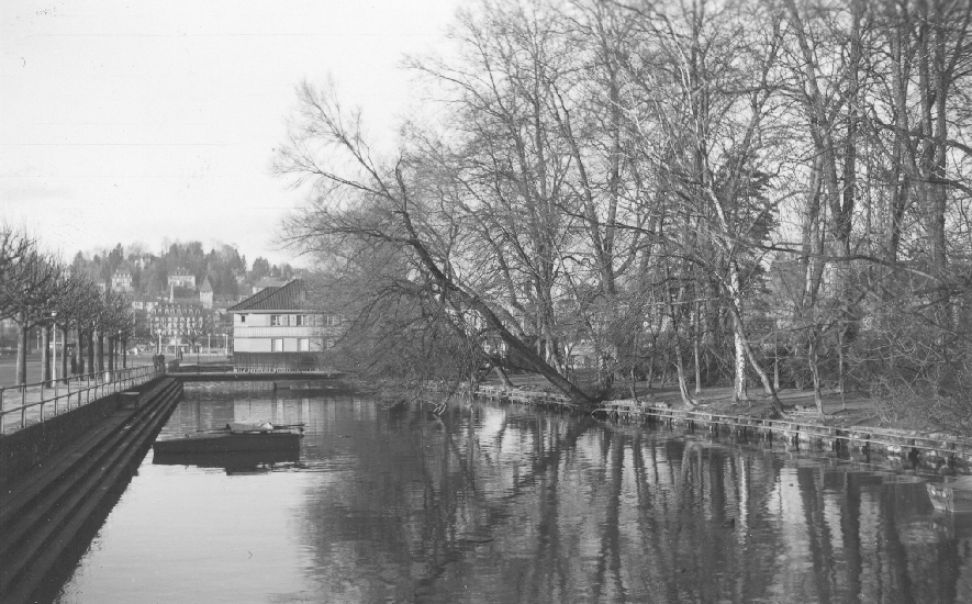 Inselikanal mit Bootshaus von Möri & Krebs von 1927 im Hintergrund. Nach der Auffüllung des Kanals wurde der gewonnene Platz bis in die jüngste Zeit als Carparkplatz genutzt.