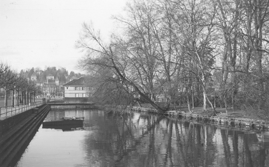 Inselikanal mit Bootshaus von Möri & Krebs von 1927 im Hintergrund. Nach der Auffüllung des Kanals wurde der gewonnene Platz bis in die jüngste Zeit als Carparkplatz genutzt.