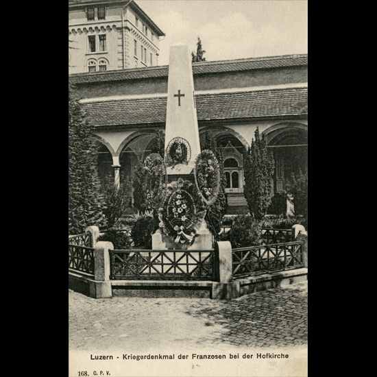 Das Denkmal wurde 1896 in Erinnerung an die in der Schweiz verstorbenen französischen Internierten errichtet.