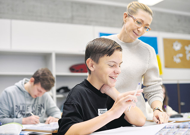 Natalia Roppel und Schüler