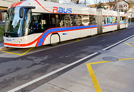 Hohe Haltekante Bushaltestelle Schönbühl