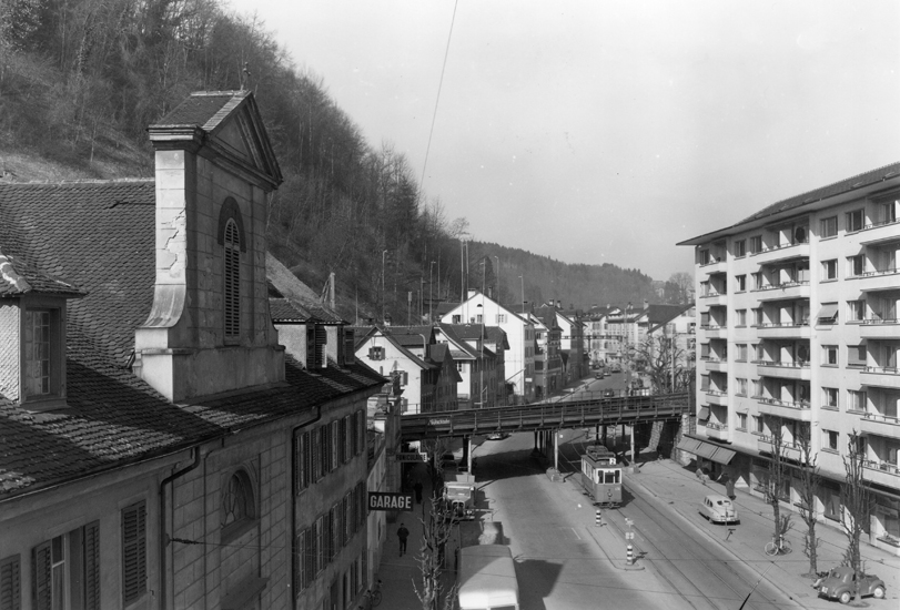 Nach dem Schönheim- und dem Gütschtunnel wurde das Trassee bei der Senti höher gelegt für die Überquerung von Strasse und Tramschienen.