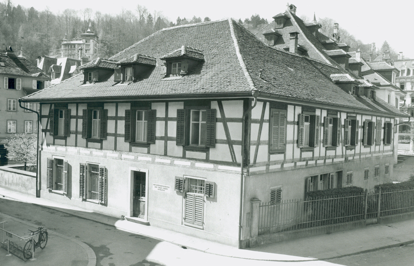 In den 1970er-Jahren war es an der Militärstrasse 9 neben dem Waisenhaus untergebracht, später zog es mit der Bürgergemeindeverwaltung an die Guggistrasse 7.