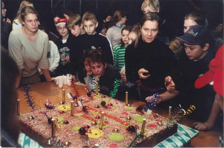 10 Jahre KIPA, 20. November 2003, Beatrice Heeb am Geburtstagskuchen schneiden