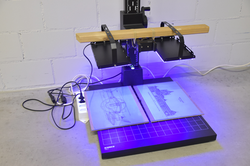 Chemische Eisenlösung bildet unter UV-Licht blaue Kristalle. Wo das aufgelegte Negativ dies verhindert, kann die Lösung mit Wasser ausgewaschen werden; das Papier bleibt an diesen Stellen weiss.