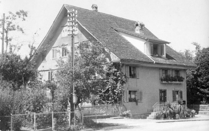 Erst 1924 wurde die Gemeindekanzlei aus dem Privathaus ins neu erbaute Dorfschulhaus verlegt.