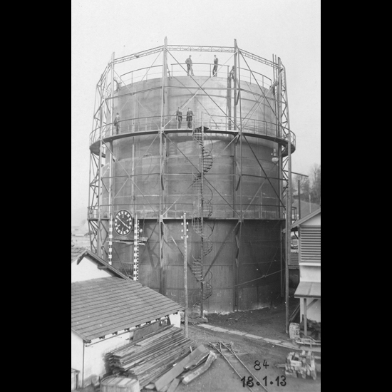 Die Glocken der Gasometer hoben oder senkten sich je nach vorrätiger Gasmenge. Ihr Gewicht sorgte für den Druck in den Leitungen. Mit der Einführung von Erdgas 1975 sind die Gasometer verschwunden.