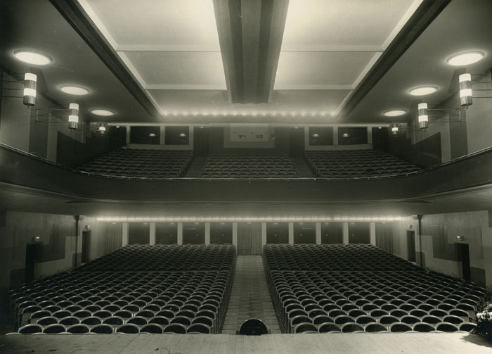 Bis zum Umbau von 1977 bot der Saal 1128 Personen Platz. Für mehr Komfort hat der Besitzer die Sitzplätze reduziert.