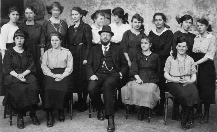 Sitzt hier ein Lehrer inmitten seiner Schülerinnen?
