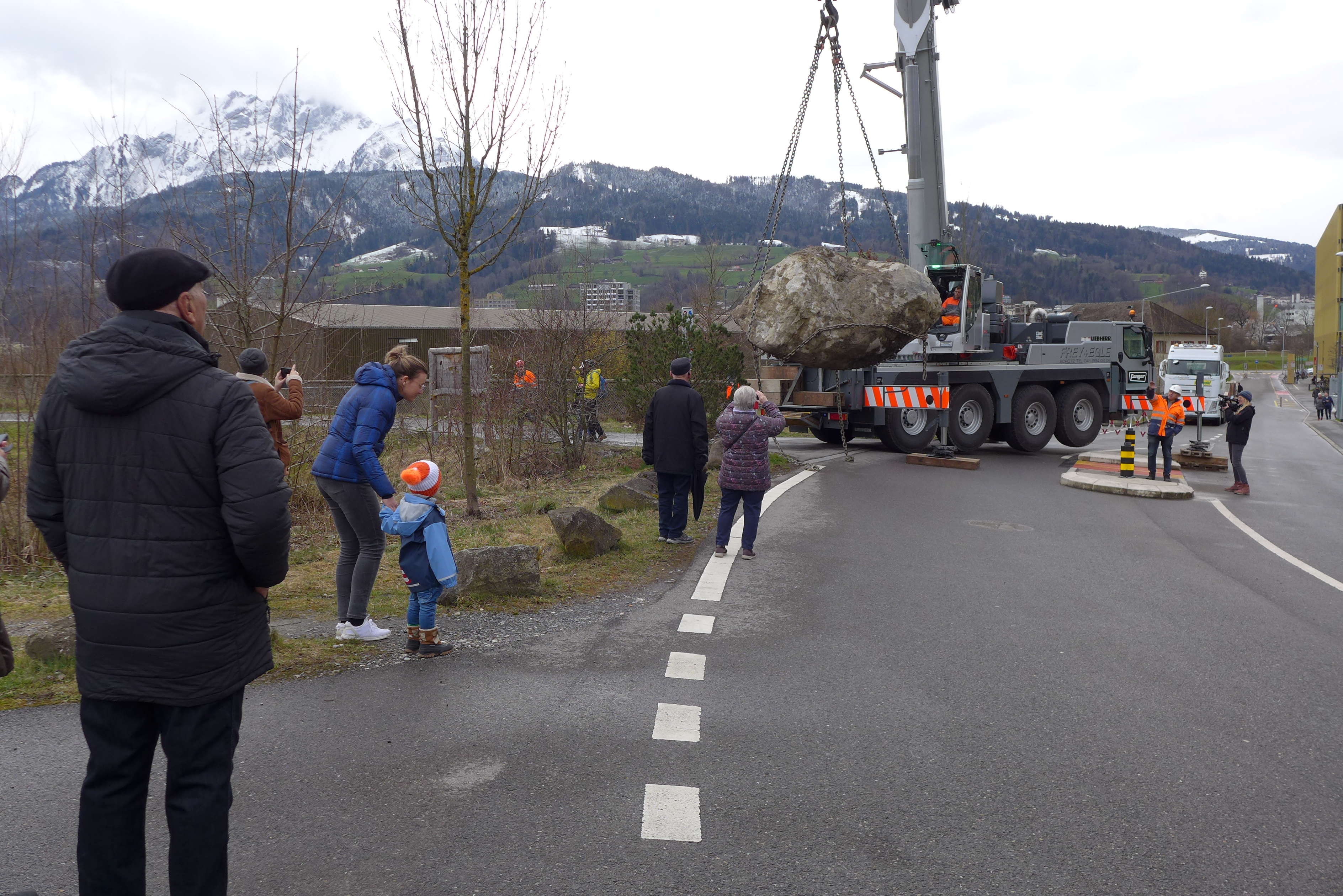Das Abladen hat bei Passanten zum Stauen geführt.