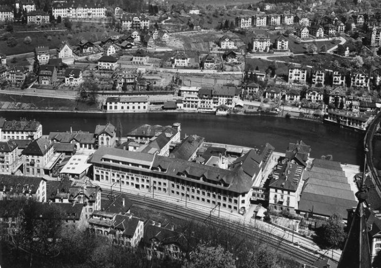 Der Weltkonzern Schindler Aufzüge AG hatte seinen Hauptsitz von 1874 bis 1957 auf der Reussinsel (Sentimattstrasse).