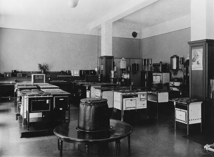 Ab 1886 setzte man Gas in Kochherden ein, später kamen Zimmer- und Badeöfen und gar Waschmaschinen und Kühlschränke hinzu.