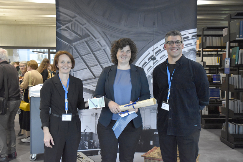 Nach einem sinnigen Grusswort – auch historische Publikationen können zur Politisierung von jungen Politiker*innen beitragen! – wurden der Baudirektorin «papierene» und süsse Souvenirs überreicht.