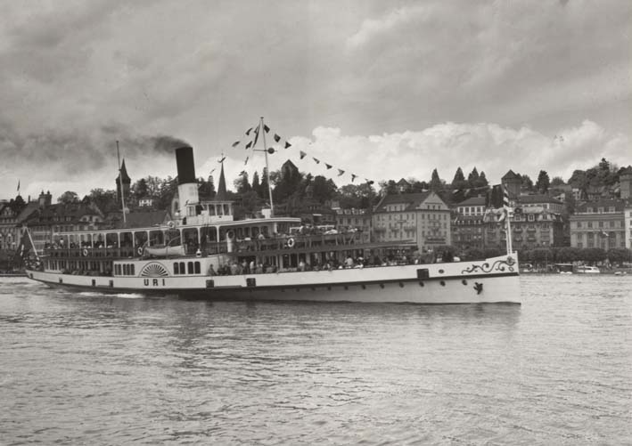 Im Bauzustand von 1960-1991 waren das Steuerhaus und der Kamin des DS «Uri» versenkbar, um unter der neuen Achereggbrücke hindurch fahren zu können.