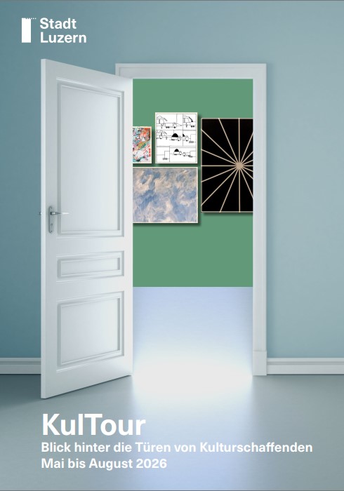 Blick durch eine Tür in einem Museum