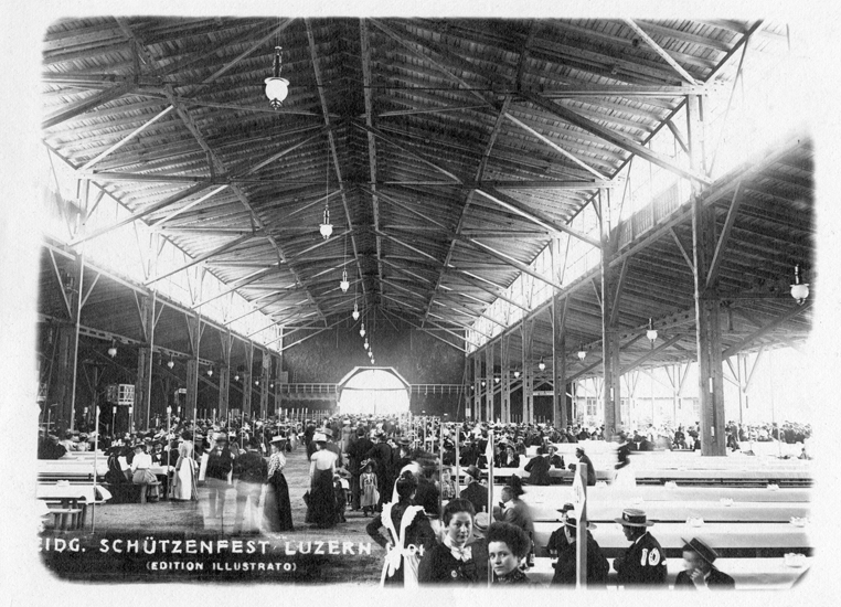 Die Halle war 115 m lang, 50 m breit und 18 m hoch. Nachmittags und abends gab’s jeweils Konzert- und Theaterdarbietungen.