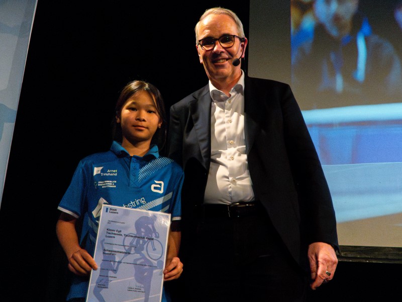 Kimmi Egli, Tischtennisclub Rapid Luzern zusammen mit Stadtpräsident Beat Züsli