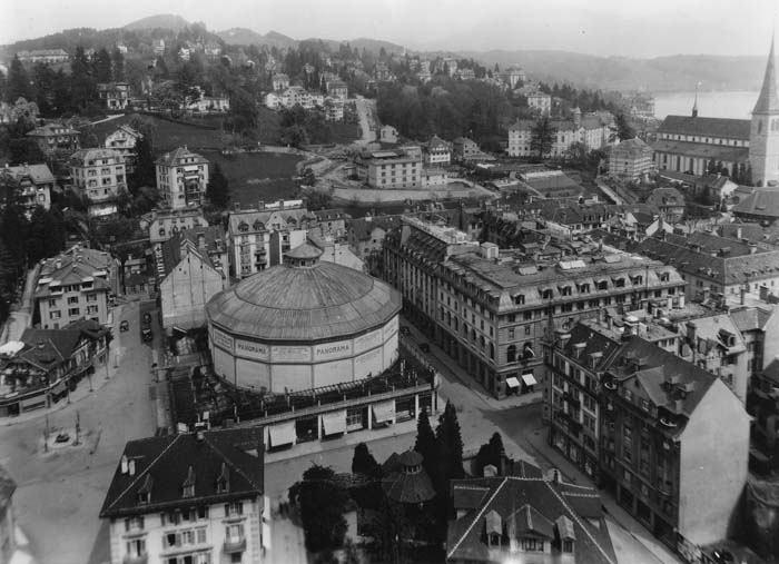 Nach mehreren nicht realisierten Projekten erweiterte der Besitzer 1906/07 den Rotundenbau mit einer einstöckigen Ladengalerie.