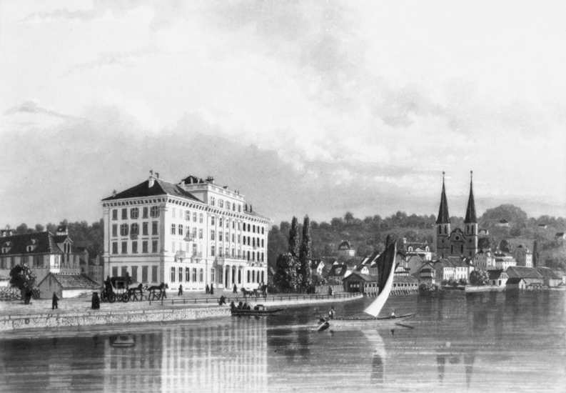 Das alte Brückenrelikt stand im Weg. Der Sumpf wurde nach und nach aufgeschüttet und zum Schweizerhofquai umgestaltet, wie wir ihn heute kennen. Im Bild der zentrale Hauptbau des Hotels.
