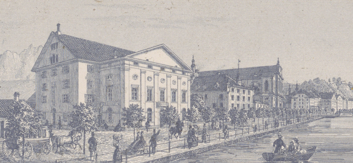 Der repräsentative, ursprünglich stark vorspringende Mittelrisalit mit Dreiecksgiebel ist bis heute sichtbar. Nach Abdrehen des Gebäudes in der späten Planungsphase kam der Theatereingang an die Schmalseite zu liegen.