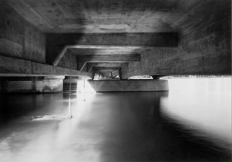 Die Aussparungen zwischen den «Kisten» sind in Beton gegossen: Längsträger (in Blickrichtung) und Querträger. Auf den neuen Pfeilern ruhen drei Längsträger. Links im Bild die Pfeiler der alten Brücke.