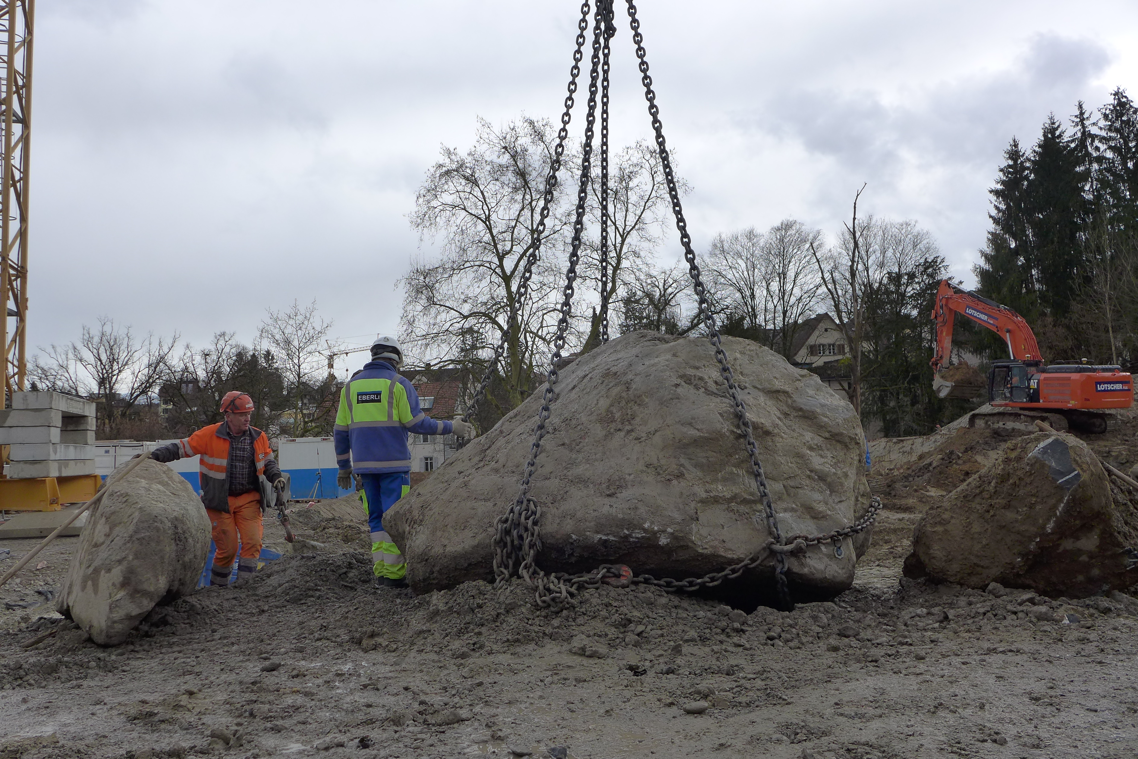 Vorbereitung: Der Riesenfindling wird in Ketten eingebunden.