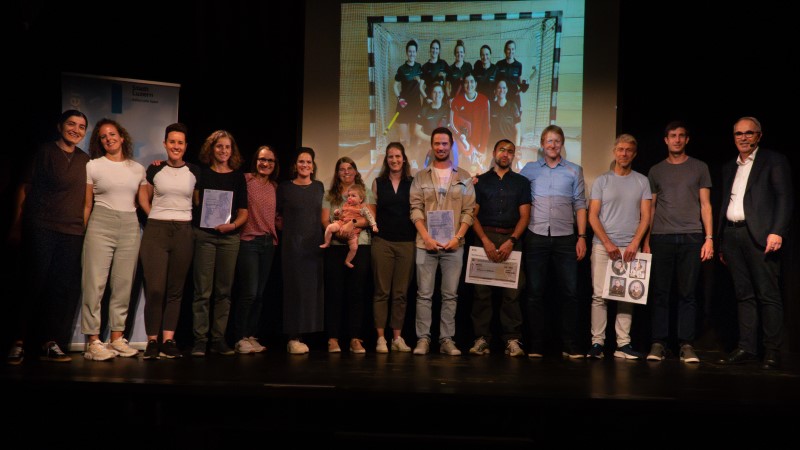 Teamfoto, Landhockey, Luzerner Sportclub zusammen mit Stadtpräsident Beat Züsli
