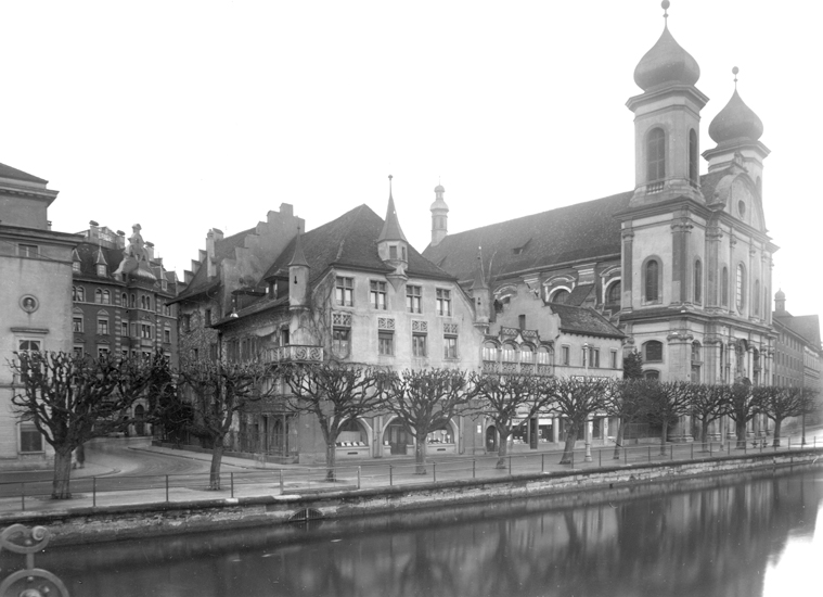 Bei diesem Gebäudekomplex gruppierten sich ein Wohnhaus, ein Geschäftshaus und ein jüngeres Magazingebäude um einen Hof herum. Das Erdgeschoss hatte ursprünglich offene Arkaden.