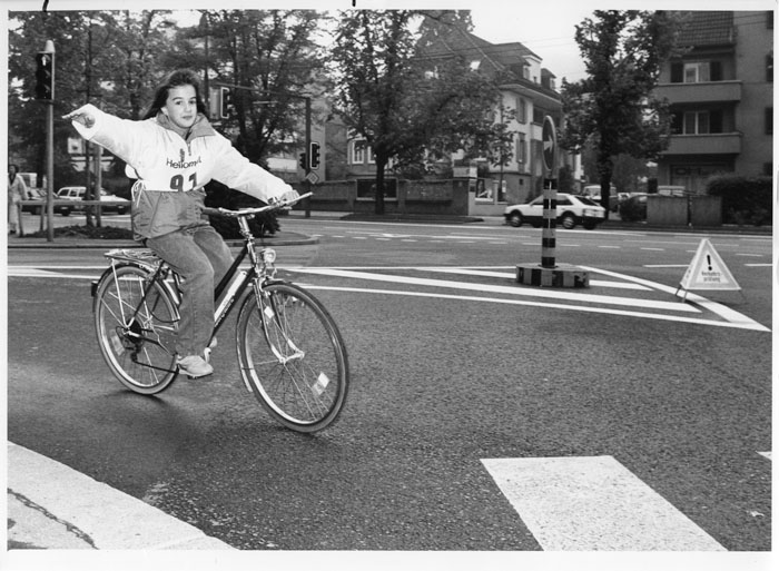 Die korrekte Fahrweise von Schülern und Schülerinnen prüft die Stadtpolizei auch heute noch an den jährlichen Fahrradprüfungen.