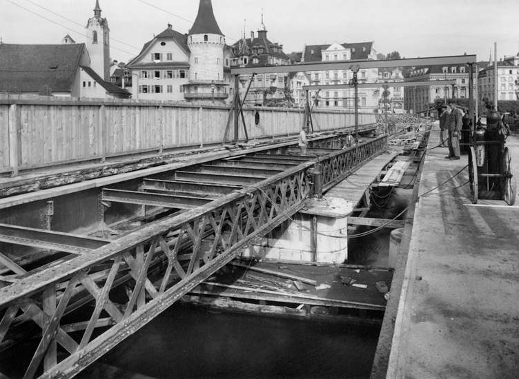 Dem Verkehr blieb in dieser Phase nur die Hälfte der alten Brücke, das Tram wurde eingleisig geführt. Im Vordergrund wurde erst der Überbau entfernt, die eiserne Fachwerkkonstruktion ist noch da.
