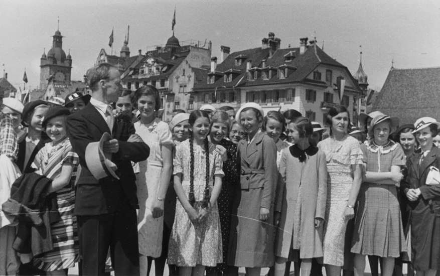 Fröhliche Stimmung bei der Mädchenklasse der Sekundarschule nach ihrem Liedvortrag.