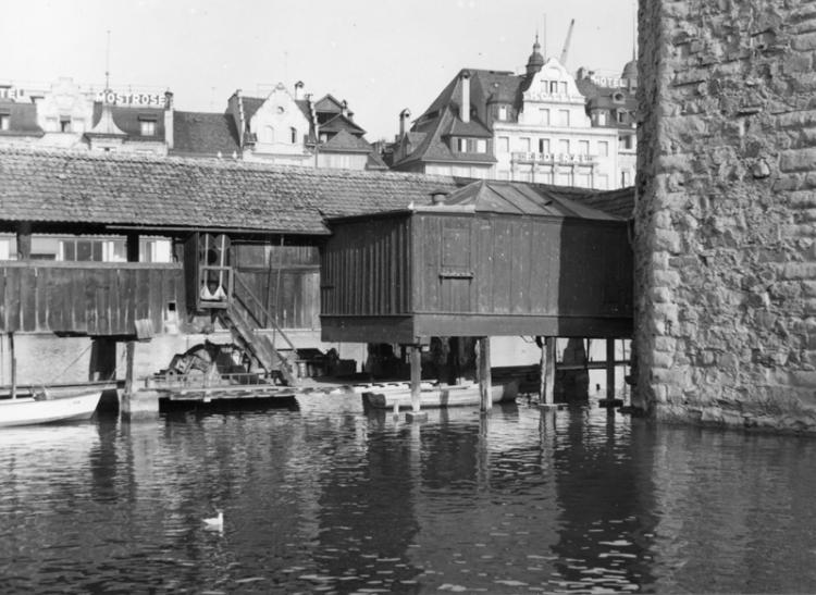 Hier befand sich ein Abgang zum Schiffsteg unter der Brücke.