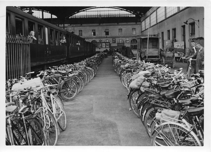 Ein freier Veloparkplatz war in der Bahnhofshalle während des Seenachtsfests 1939 schwer zu finden.
